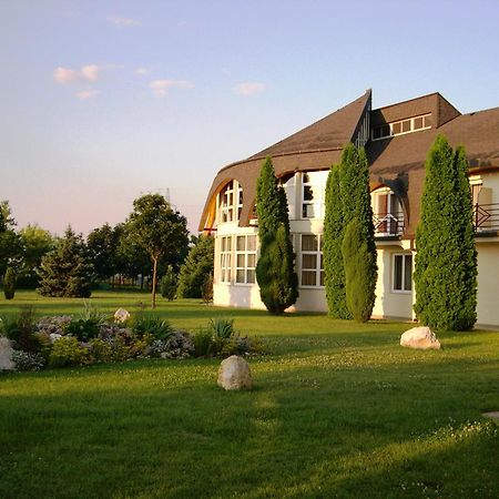 Hotel Ovit Кестхей Экстерьер фото