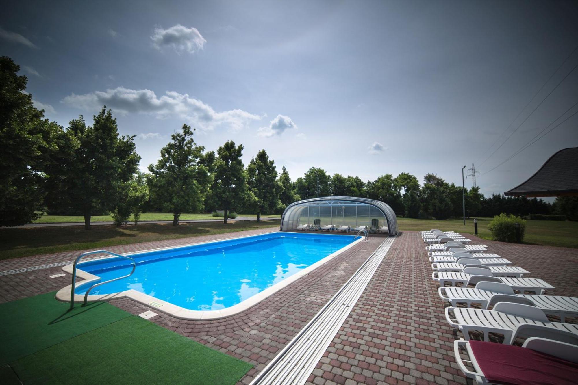 Hotel Ovit Кестхей Экстерьер фото