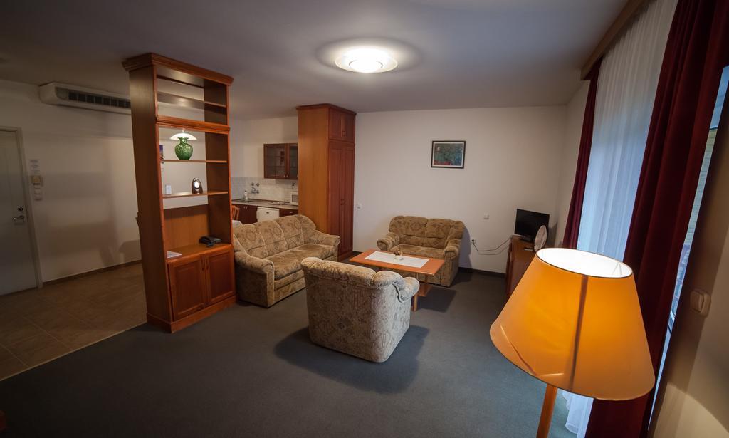 Hotel Ovit Кестхей Экстерьер фото