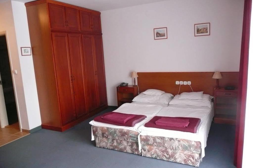 Hotel Ovit Кестхей Экстерьер фото