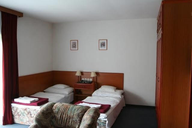 Hotel Ovit Кестхей Экстерьер фото