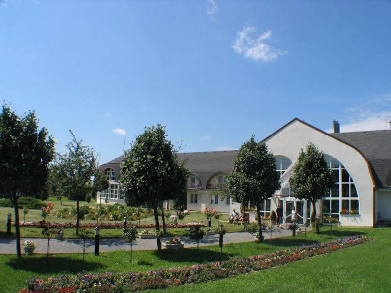 Hotel Ovit Кестхей Экстерьер фото